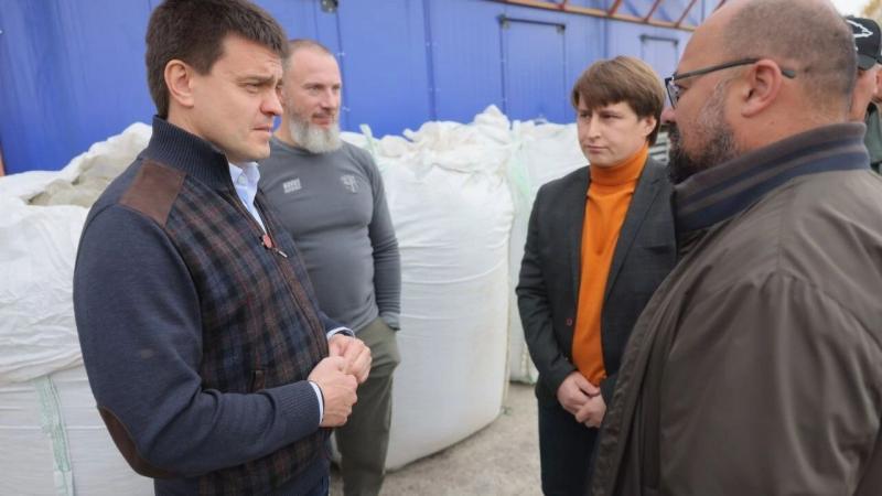 Губернатор Михаил Котюков 28 декабря подписал распоряжение об увольнении министра строительства и ЖКХ края Михаила Заскалько Это решение последовало за задержанием чиновника в рамках уголовного дела Уже с 29 декабря руководить ведомством начал Максим Говорушкин который ранее занимал должность первого заместителя министра Подробнее на Бабре красноярск kras 24