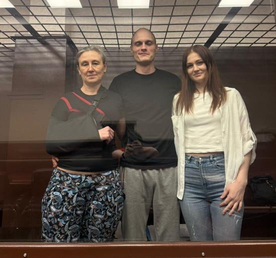 В Ростове отправили за решётку семейство террористов Южный окружной военный суд в Ростове вынес обвинительный вердикт по уголовному делу о терроризме. Как сообщили в пресс-службе ЮОВС, на скамье подсудимых оказалась целая семья из Мелитополя. По версии следствия, в 2022 году Артём Мурдид был завербован вражескими спецслужбами. Вместе с ним к террористической группе примкнули его мама Анна Мурдид и сожительница Анна Вошкодер. Целый год банда орудовала на территории Мелитополя. На их счету попытка взрыва поезда, покушение на начальника станции. В результате устроенных ими взрывов получил тяжёлые ранения глава мелитопольской военно-гражданской администрации, был убит директор предприятия «Городской транспорт» ВГА города Мелитополя и ранена его знакомая. Суд счёл вину обвиняемых во всех этих злодеяниях полностью доказанной и приговорил Анну Мурдид и Анну Вошкодер к 22 и 20 годам колонии общего режима, Артём Мурдид получил пожизненный срок Подписаться на "Новости Ростова" Прислать новость