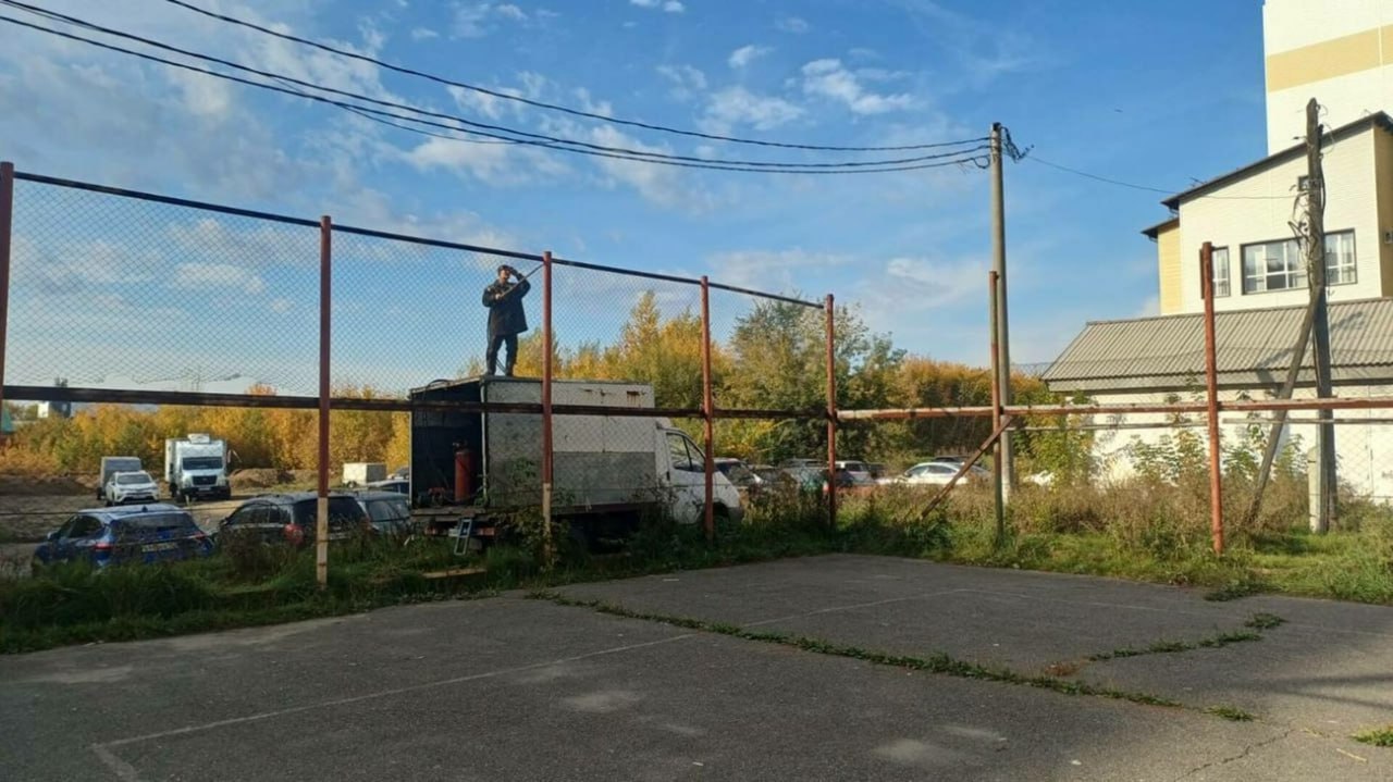 Две спортивные площадки снесут в Барнауле после жалоб жителей В администрации Индустриального района сообщили что жители жаловались на состояние площадок и их небезопасность Конструкции разбирают на Павловский тракт 221 и ул Малахова 162 Подписаться Прислать новость