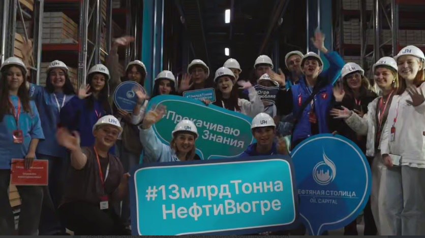 В Ханты Мансийске собрались 500 человек из 56 регионов России и пяти стран для участия в форуме Добрино Мероприятие организованное Росмолодежью объединило тех кто готов развивать НКО поддерживать и приумножать социальные проекты А ещё на форуме смогут представить свои наработки и получить рекомендации экспертов участники СВО и члены их семей Кстати только в Югре за два года число добровольцев выросло на 47 Более 400 тысяч неравнодушных человек помогают организовывать мероприятия сохранять культурное наследие заботятся об экологии