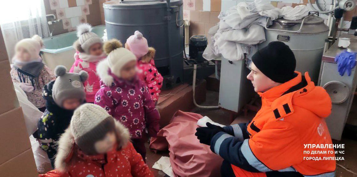 Вчера в Липецке горел детсад малышей эвакуировали из здания В детском саду 42 в Липецке по проспекту Мира 1а произошло возгорание По оперативной информации все воспитанники и сотрудники были немедленно эвакуированы в безопасное второе здание садика Никто не пострадал угрозы жизни и здоровью детей нет Спасатели оперативно прибыли на место и приступили к тушению Возгорание было быстро локализовано и полностью ликвидировано По предварительной версии причиной происшествия стало короткое замыкание электропроводки Обстоятельства инцидента выясняются