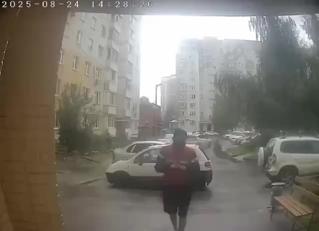 В Казани разыскивают мужчину, пристававшего к детям у подъезда