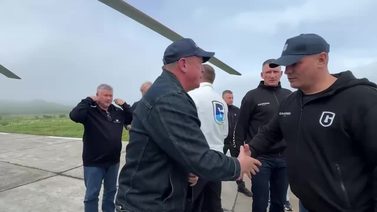 Губернатор Валерий Лимаренко осмотрел пострадавшие от землетрясения дома в Северо-Курильске