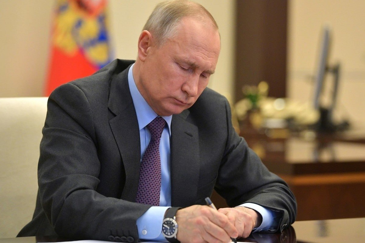 Владимир Путин подписал закон, устанавливающий особенности признания в РФ документов о праве на недвижимость, действовавших на территории Донецкой и Луганской народных республик, Херсонской и Запорожской областей на день их принятия в состав страны. Закон вступит в силу по истечении 90 дней со дня его официального опубликования.