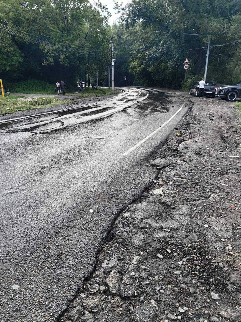 ‼ В Новокузнецке до утра перекрыт проезд через Крепостную гору Дорогу на проезде Томский и ул. Депутатская подмыло из-за аварии на сетях. Специалисты приступили к устранению повреждений. Вести-Кузбасс Новости