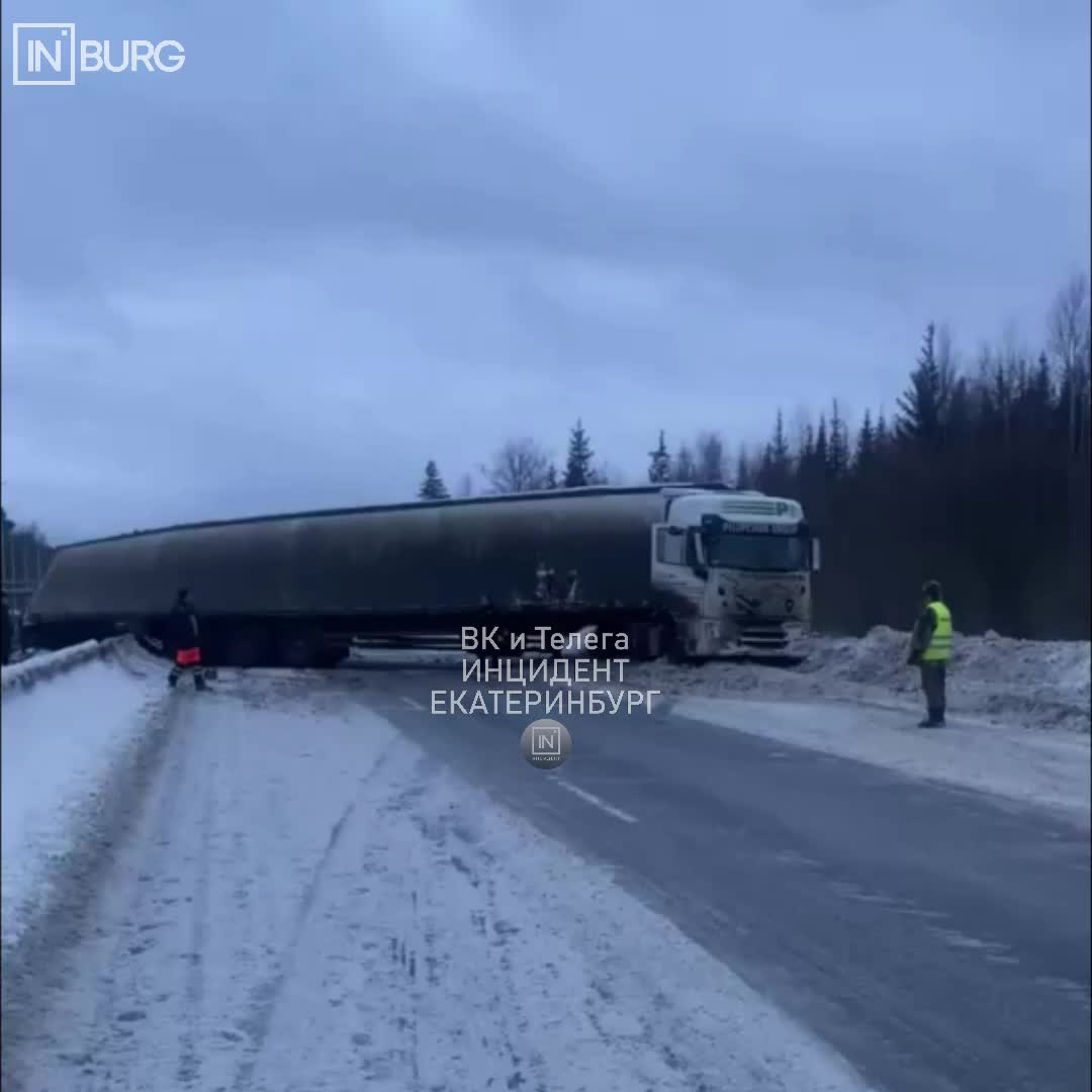 Авария на Пермском тракте: фура перекрыла движение на 231 км