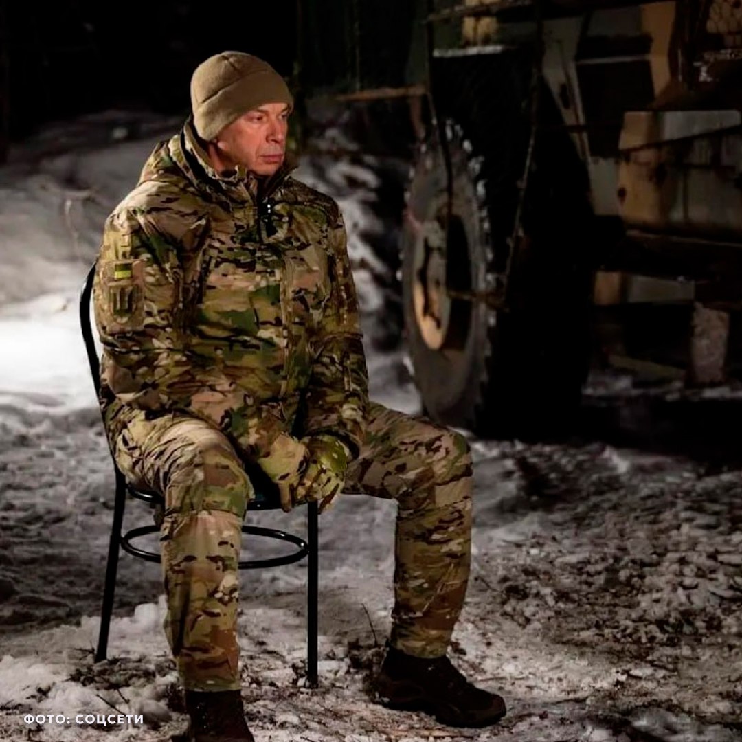 Главком ВСУ снова лечит отца в России около 6 млн рублей за российскую медицину В конце декабря главнокомандующий ВСУ Александр Сырский организовал срочную медэвакуацию своего 86 летнего отца в частную клинику под Москвой У пенсионера обострилась пневмония его доставили в РФ спецтранспортом Лечение реабилитация и перевозка в этот раз обошлись примерно в 1 млн рублей Новый год Станислав Прокофьевич встретил уже в больничной палате врачи стабилизировали состояние и подлечили лёгкие но ходить он по сообщениям уже не сможет назначена поддерживающая терапия Отмечается что семья Сырского обращается к российским врачам не впервые В сумме расходы на лечение отца в клиниках РФ уже достигли порядка 6 млн рублей Контраст показательный публично война с Россией а за здоровье ближайших родственников отвечают российские медики Геополитика