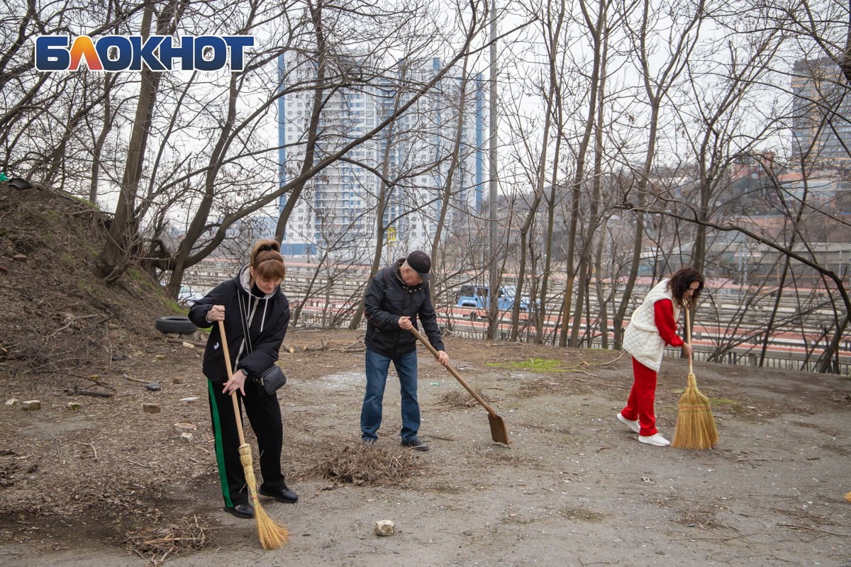 Во время весеннего субботника в Ростове вывезли более 600 тонн мусора  Ростовчане убирали граффити и объявления с опор освещения и домов, отмыли более 60 малых архитектурных форм и детских игровых комплексов. Фотокорреспондент «Блокнот Ростов» заснял самые яркие моменты мероприятия.    Работа  Авто    Глэмпинг