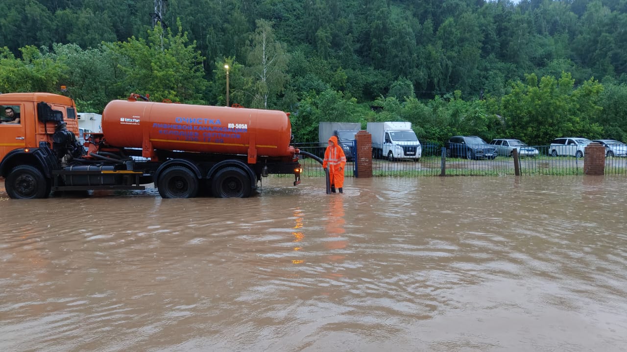 На ликвидацию последствий подтоплений в ночную смену вышли 11 единиц откачивающей техники, которые работали на проблемных участках. В дневную смену на дорогах города будет работать 16 единиц. В центре внимания - пер. Медицинский, улицы Цементников, Котовского, Щорса, Робеспьера, Бограда, Дубровинского, 78 Добровольческой бригады, Семафорная, проспект Мира. Параллельно специалисты отрабатывают заявки, поступающие от службы 005. Напомним, что проблемных мест дорог, которые ранее строились без ливнёвки, и затапливаются, с каждым годом становится всё меньше. На проблемных участках устанавливают или дождеприемные колодцы с откачкой, или соединяют с ливневой канализацией, которая идёт рядом и если это позволяет рельеф. Так, например, навсегда удалось избавиться от подтопления ул. Профсоюзов под Копыловским мостом, на Красрабе возле КрасТЭЦ, удалось снизить уровень затопления на ул. Грунтовой и так далее. Кроме этого, напомним, что все новые дороги строятся только с ливневой канализацией.