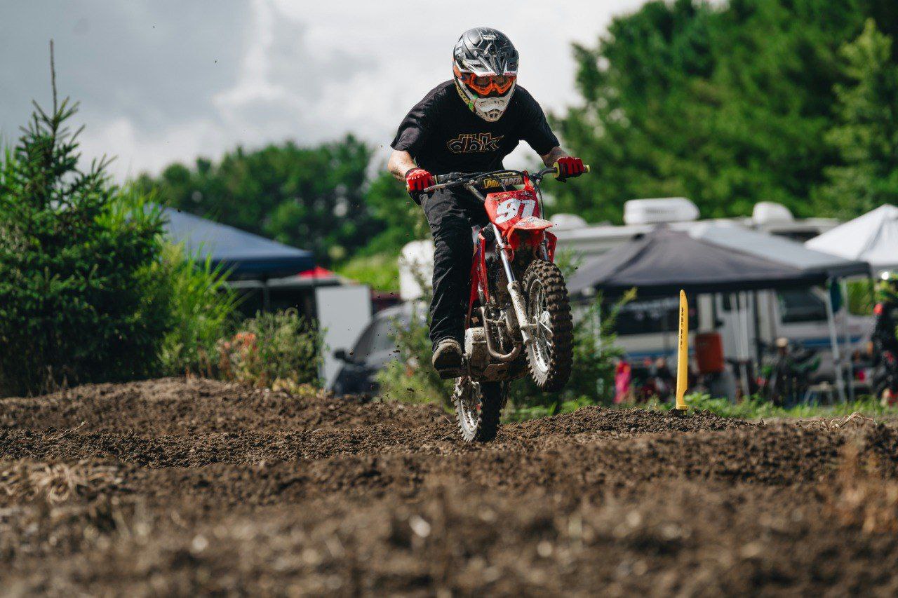 Ограничить использование питбайков детьми предлагают в Госдуме По словам главы думского комитета по молодежной политике Артема Метелева уже разработан законопроект об ограничениях на продажу мини мотоциклов несовершеннолетним пишет РИА Новости  В частности купить питбайк ребенок сможет только при наличии справка об окончании спортивной мотошколы  Также законодатели планируют ввести запрет на выезд питбайков на дороги общего пользования Питбайк не должен ездить вместе с грузовиками и автомобилями по дороге Его можно использовать только на специальных отведенных для этого и определенных министерством спорта местах сказал Метелев  За введение административной ответственности за использование питбайков детьми выступило также МВД пишет ТАСС В числе мер предлагается рассмотреть возможность конфискации питбайка по решению суда На данный момент питбайки относятся к спортивному инвентарю и возрастных ограничений для его использования в России нет   По данным МВД на начало ноября в этом году в стране зарегистрировано 660 аварий с питбайками которыми управляли дети В них погибли 23 ребенка и 753 пострадали Unsplash Подпишитесь на Ведомости