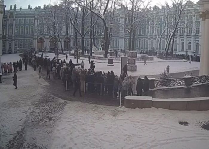 220 метровая очередь желающих посетить Эрмитаж образовалась 4 января днём Через час она заметно сократилась передаёт ТАСС В музее советуют покупать билеты заранее онлайн а не в кассах