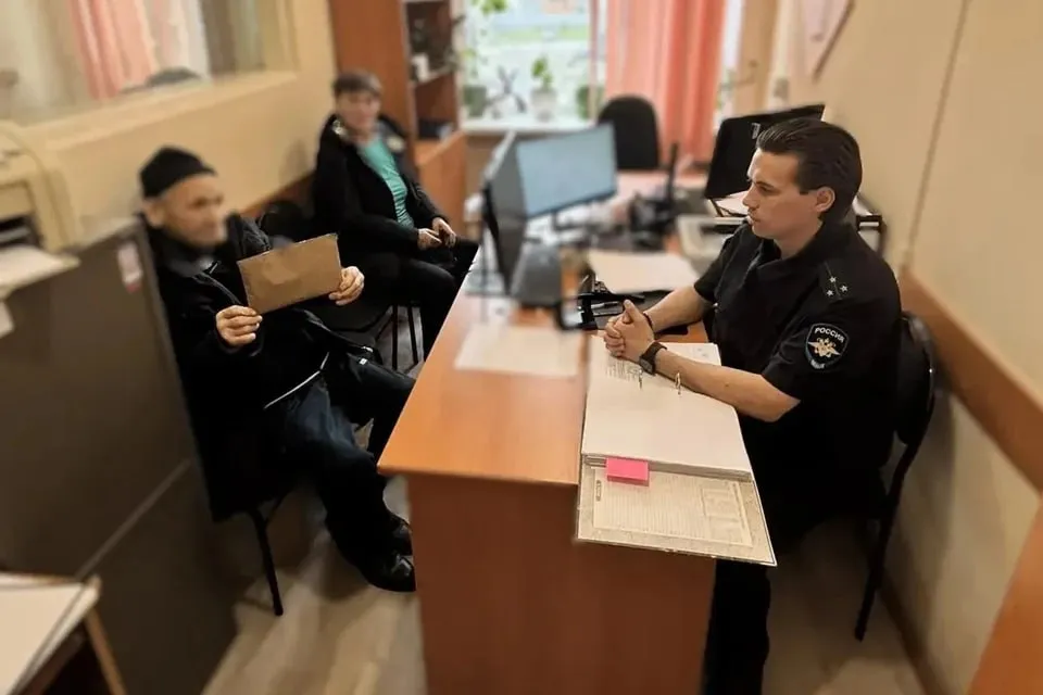 Пришла в гости и увидела пакет с деньгами на Южном Урале женщина спьяну обокрала вдову участника СВО В Челябинской области полицейским удалось вернуть почти полмиллиона рублей вдове участника СВО Деньги были частью выплаты полученной 49 летней женщиной после гибели мужа Жительница Октябрьского заметила что наличные пропали после визита гостей и обратилась за помощью в МВД Как рассказали в региональном полицейским главке воровкой оказалась 48 летняя гостья Она призналась что была пьяна увидела на диване пакет с деньгами и решила его присвоить Украденное женщина не успела потратить так что полицейские изъяли деньги и вернули законной владелице А в отношении позарившейся на чужие средства гостьи возбудили уголовное дело о краже   Подписаться на chelkp Мы в MAX