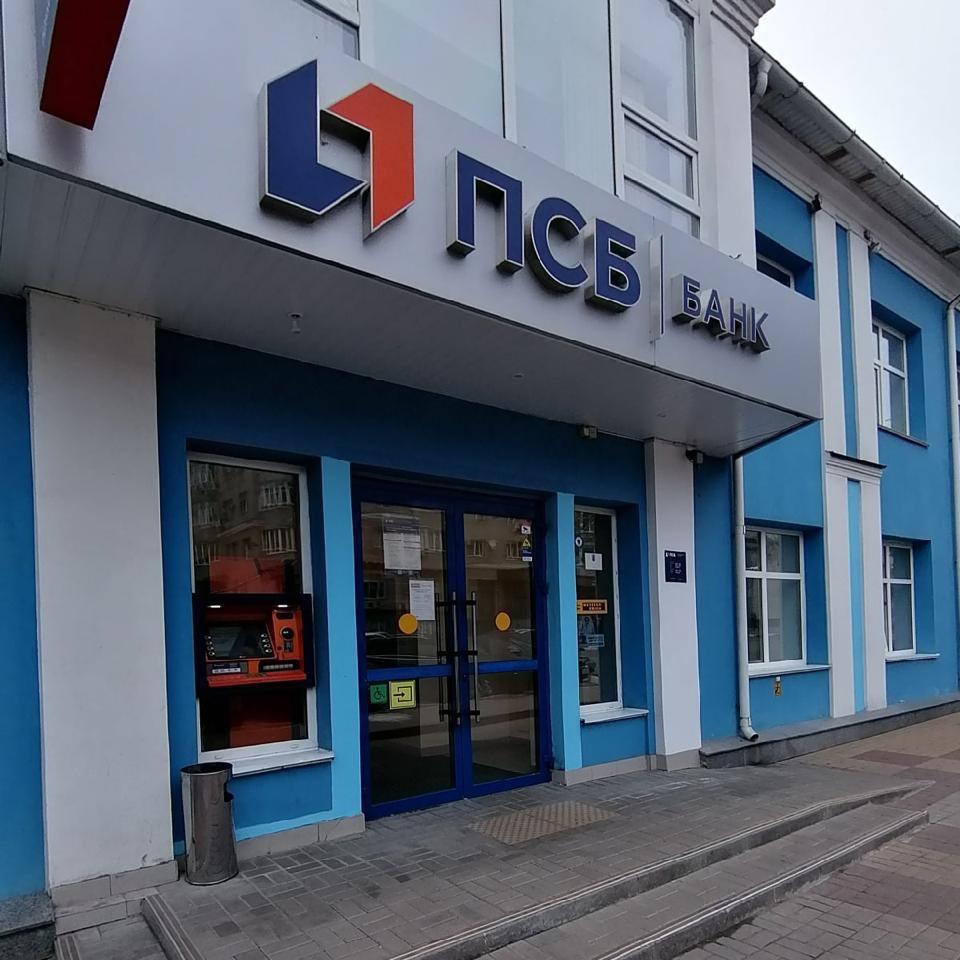 В Белгороде мужчина хотел взорвать банк В центре города неизвестный мужчина зашел в отделение банка Промсвязьбанк на улице Преображенской Он сказал что у него на теле есть взрывчатка Сначала была информация о том что он взял заложников но позже это не подтвердилось После часа переговоров силовики задержали мужчину О захвате он сам сообщил полиции При нем не нашли ни оружия ни взрывчатки Сейчас мужчину допрашивают причина его поступка пока неизвестна TipBelgorod