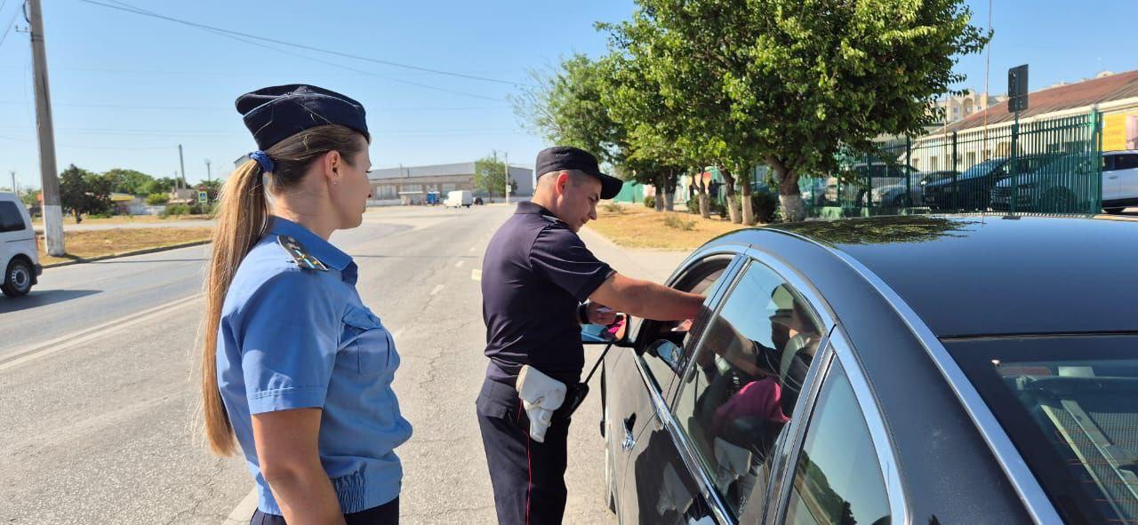 В результате совместного рейда сотрудников полиции г. Евпатории и отдела судебных приставов у злостных неплательщиков изъяты 7 транспортных средств   Сотрудники Госавтоинспекции ОМВД России по г. Евпатории совместно с представителями Федеральной службы судебных приставов на улицах города проверили исполнение водителями обязанностей в части своевременной уплаты штрафов за нарушения ПДД.   В ходе проведения совместного рейда выявлено 11 водителей, которые не оплатили штрафы, в отношении них возбуждено 72 исполнительных производства на сумму более 1 миллиона рублей. В результате произведено 7 арестов транспортных средств. Взыскано по 47 исполнительным производствам на сумму более 770 тысяч рублей.  [ОМВД России по г.Евпатории]  ___   Евпатория ЧП   Предложить пост
