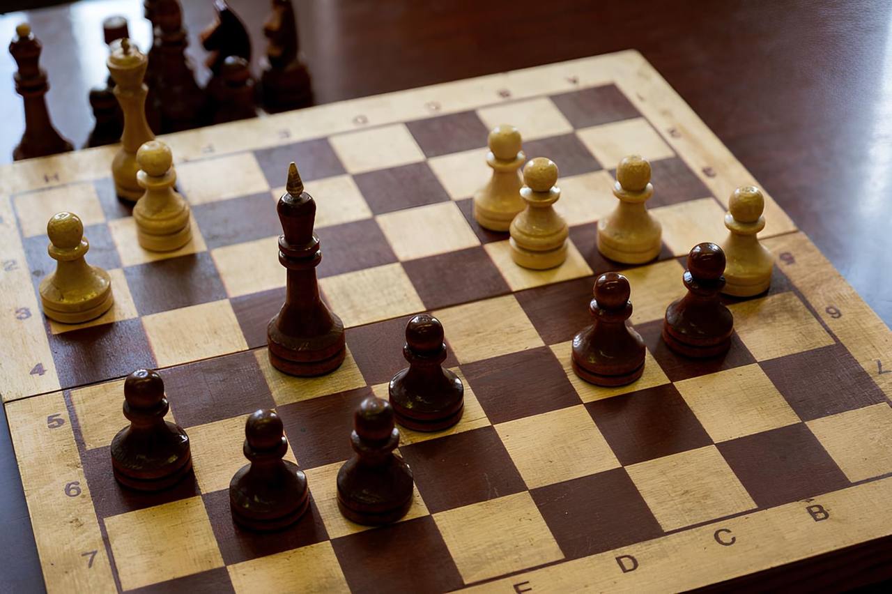 Шахматисты из Обнинска в числе победителей чемпионата области В Калуге прошёл чемпионат Калужской области по быстрым шахматам и блицу В турнире участвовали спортсмены из Обнинска Калуги Балабанова Тарусы Сосенского и Дзержинского района В быстрых шахматах чемпионом области среди мужчин стал спортсмен обнинской СШОР Квант Андрей Макович Он набрал 7 5 очка из 9 возможных Бронзовую медаль завоевал ещё один представитель Обнинска Евгений Коженков Среди женщин серебро взяла тренер отделения шахмат Кванта Олеся Хоботова В блице Андрей Макович снова оказался сильнейшим 9 очков из 11 и второе золото турнира Евгений Коженков стал бронзовым призёром У женщин Олеся Хоботова также вошла в число призёров и завоевала бронзовую медаль Не грузит телеграм Подписывайся на наш канал в МАХ