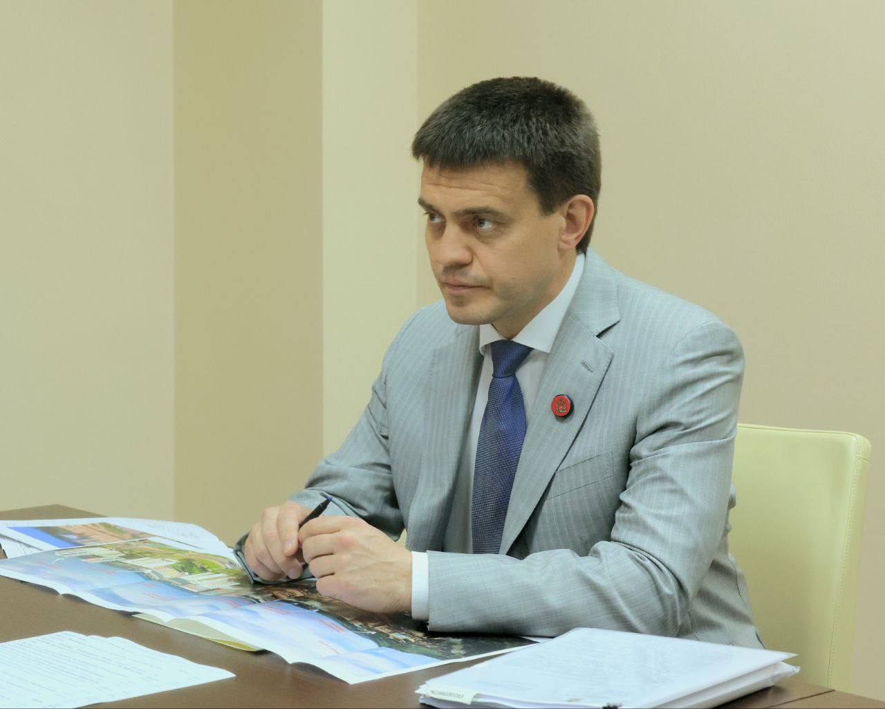 Дмитрий Чернышенко в ходе рабочей поездки в Красноярский край провел рабочую встречу с губернатором Михаилом Котюковым Обсуждалось развитие науки, образования, молодежной политики, спорта и туризма в регионе. Дмитрий Чернышенко отметил динамичное развитие научного потенциала Красноярского края: «Президент Владимир Владимирович Путин поручил обеспечить увеличение расходов на исследования и разработки до 2% ВВП к 2030 году. Красноярский край активно вовлечен в решение этой задачи. Регион динамично наращивает свой научный потенциал, привлекая в науку молодых ученых и реализовывая проекты Российского научного фонда». В субъекте уделяется большое внимание созданию образовательной инфраструктуры: • Введено более 20 тыс. новых мест в школах и детских садах. • В рамках федерального проекта «Профессионалитет» создано 6 кластеров по ключевым отраслям экономики. • Учебные заведения успешно готовят инженерные кадры, более 40% студентов региональных вузов осваивают востребованные специальности. • Сибирский федеральный университет участвует в программе «Приоритет-2030». Михаил Котюков сообщил, что в учреждениях среднего профессионального и высшего образования создается база для подготовки кадров, востребованных в промышленных и высокотехнологичных отраслях экономики. С этого года все краевые учреждения СПО включились в работу по модели «Профессионалитет для всех». Участники встречи обсудили молодежную политику региона: • Красноярский край модернизирует молодежные центры. • В прошлом году Владимир Путин открыл круглогодичный молодежный образовательный центр по направлению «Спорт и здоровье». • В добровольческое движение вовлечено почти 200 тыс. ребят. Дмитрий Чернышенко отметил потенциал региона для развития туризма: • В этом году, по прогнозам, турпоток в крае вырастет почти на 13%. • Регион активно участвует в реализации нацпроекта «Туризм и гостеприимство». В спортивной отрасли Красноярский край также демонстрирует хорошие результаты: • По итогам 2024 года показатель занимающихся спортом превысил плановый уровень, достигнув 57%. • Спортивными сооружениями обеспечено более 63% населения, что также выше плана. • Успешно работают 5 региональных федераций по инновационным видам спорта. Новости Правительства России