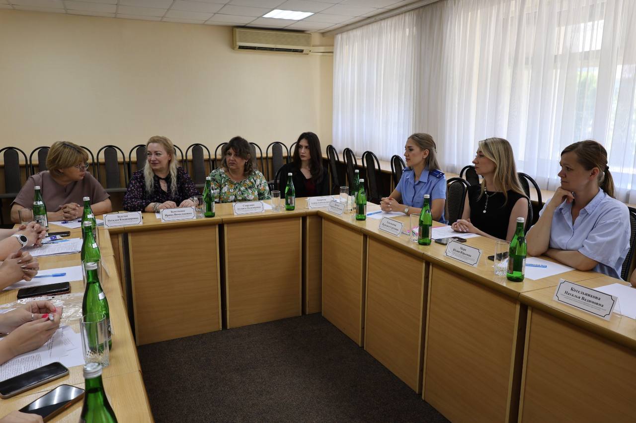 Работником прокуратуры Центрального административного округа г. Краснодара принято участие в рабочей встрече органов системы профилактики города Краснодара и Херсонской области   Сегодня на базе администрации Центрального внутригородского округа г. Краснодар состоялась рабочая встреча представителей органов системы профилактики города Краснодара и представителей Комиссии по делам несовершеннолетних и защите их прав при Правительстве Херсонской области, направленная на обмен знаниями и опытом в сфере профилактики беспризорности и правонарушений несовершеннолетних.  В рамках рабочей встречи обсуждены вопросы организации системы органов системы профилактики беспризорности и правонарушений несовершеннолетних, даны практические рекомендации по организации деятельности органов системы профилактики, обсуждены проблемы, возникающие при ее осуществлении.  Представителем прокуратуры округа даны подробные разъяснения действующего законодательства в указанной сфере, а также особое внимание уделено часто выявляемым нарушениям при осуществлении надзора за деятельностью органов системы профилактики в указанной сфере. Отдельное обращено внимание на вопрос взаимодействия органов прокуратуры с органами системы профилактики, осуществляемое в целях недопущения или предотвращения нарушения прав несовершеннолетних.