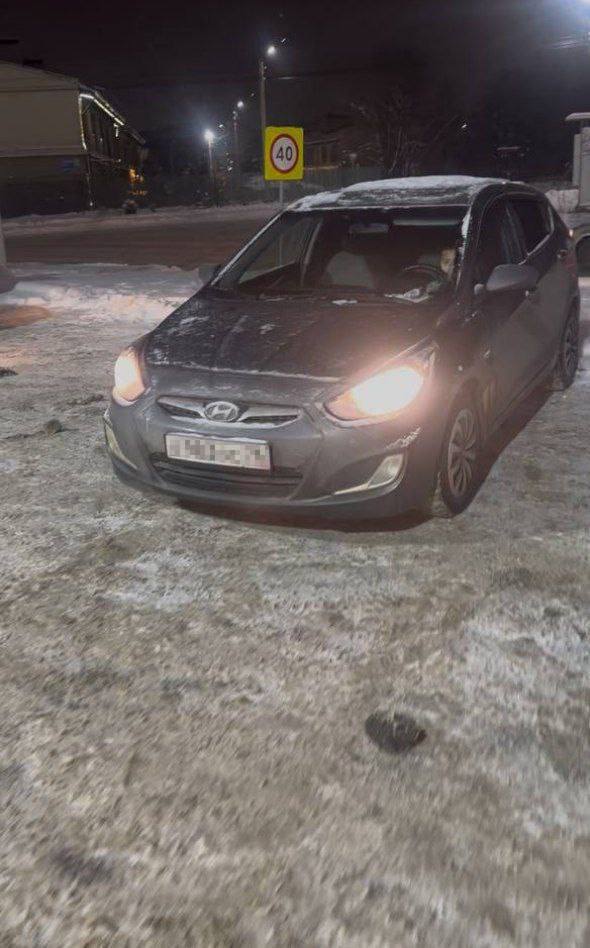 В Ярославле за рулём автомобиля заметили десятилетнего водителя Машину с юным автомобилистом заметила местная жительница Школьник заявил ей что ездит на Hyundai Solaris с разрешения отца После такого ответа женщина вызвала сотрудников Госавтоинспекции однако не стала их дожидаться и уехала Ситуация вызвала обсуждение в соцсетях Часть пользователей раскритиковали выложенную видеозапись с ребёнком при этом большинство высказались против подобного обучения вождению указывая на серьёзные риски и возможные юридические последствия для родителей В местных пабликах пишут что сотрудники ГАИ уже установили родителей мальчика Подписаться на Говорит Москва Telegram VK MAX