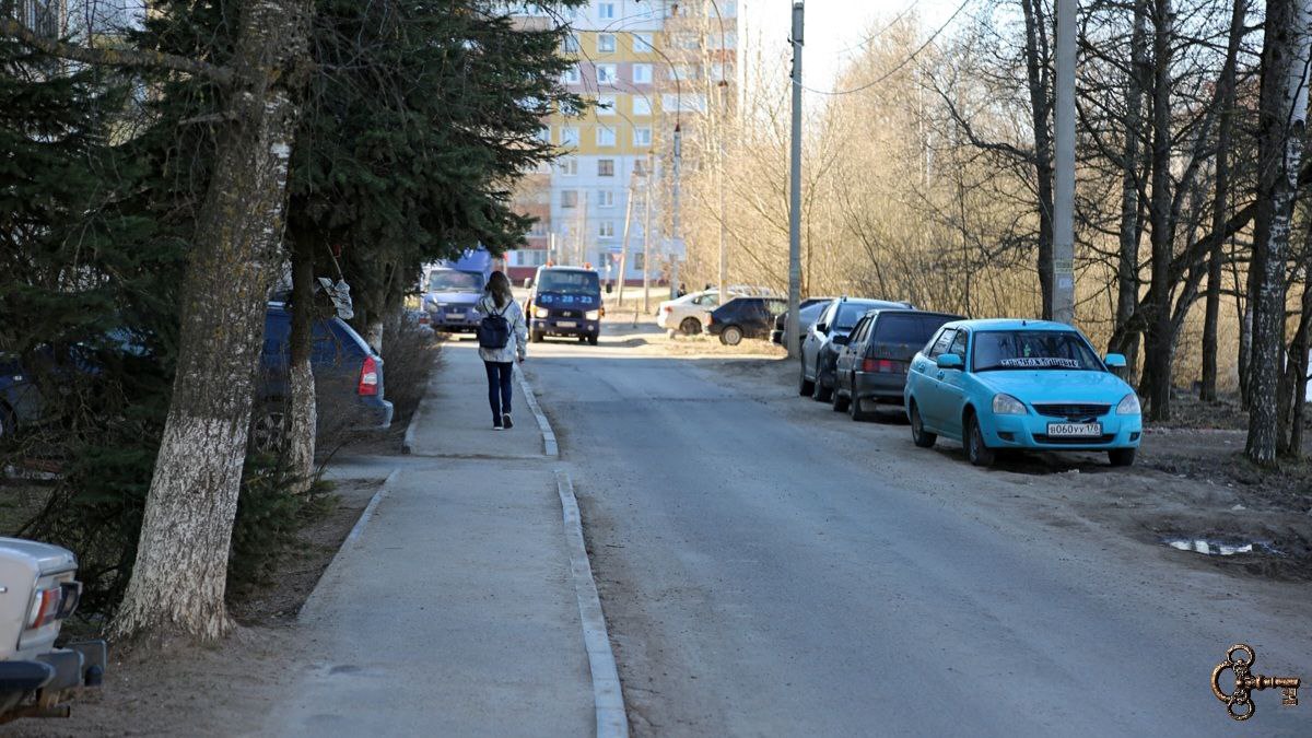 После встречи мэра Великого Новгорода с жителями Северного жилого района города общественный совет парка Чистые пруды сообщил что на реконструкцию улицы Вересова нет средств на ближайшие два года реконструкции улицы Щусева не будет ещё неопределенный период а только капремонт освещения дорожек и велодорожки на благоустройство парка Чистые пруды в 2026 году средств не запланировано поликлиники в микрорайоне не запланировано Про бассейн и детсад речи не шло