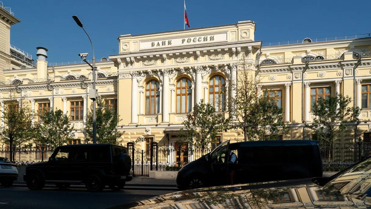 ЦБ будет по-новому определять системную значимость банков ЦБ представил новую методику определения системной значимости российских банков. Действующая методика недостаточно точно ранжирует организации, которые отличаются друг от друга размерами и структурой активов, бизнес-моделями, социальной функцией и по региональному присутствию. Поэтому и надбавки за системную значимость, которую они платят, должны быть не едиными, как сейчас, а разными, считает регулятор. По его задумке, перечень системно значимых банков будет переписан по новой методике уже в 2027 году, а дифференцированные надбавки вступят в силу на год позже. Расширение критериев и введение надбавок может увеличить список системно-значимых банков на пять-десять новых финансовых организаций, считают эксперты. Для некоторых крупных банков возникшая необходимость соблюдать эти требования или повышение значения надбавки может означать, что им придется аккумулировать достаточность капитала вместо наращивания активов под рисками. Подробности на сайте Forbes : Фото: Артем Житенёв/ТАСС
