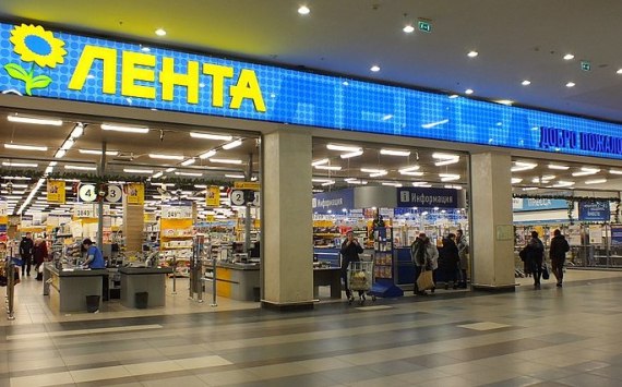 Компания АКРА составила список подешевевших товаров globalmsk ru news id 78353 Весь декабрь российские эксперты рассказывали о подорожании продовольственных товаров в преддверии новогодних праздников Накануне эксперты суверенных и региональных рейтингов АКРА составили список продуктов которые подешевели по итогам первого месяца наступившего года Представитель компании Евгения Траутман объясняет Как известно Росстат проводит еженедельный мониторинг цен В праздничные дни по объективным причинам мониторинг не проводился По результатам двух недель в отчете Росстата были выделены продукты которые к концу января снизились в цене Абсолютным лидером января стало сливочное масло стоимость которого снизилась на 1 8 рубля из расчета за 1 кг В начале февраля его стоимость держится на отметке 117 3 рубля за килограмм Почти аналогичное понижение зафиксировано в отношении цен на полукопченые и варено копченые колбасы Стоимость килограмма такой продукции снизилась на 1 73 рубля На 1 рубль подеш