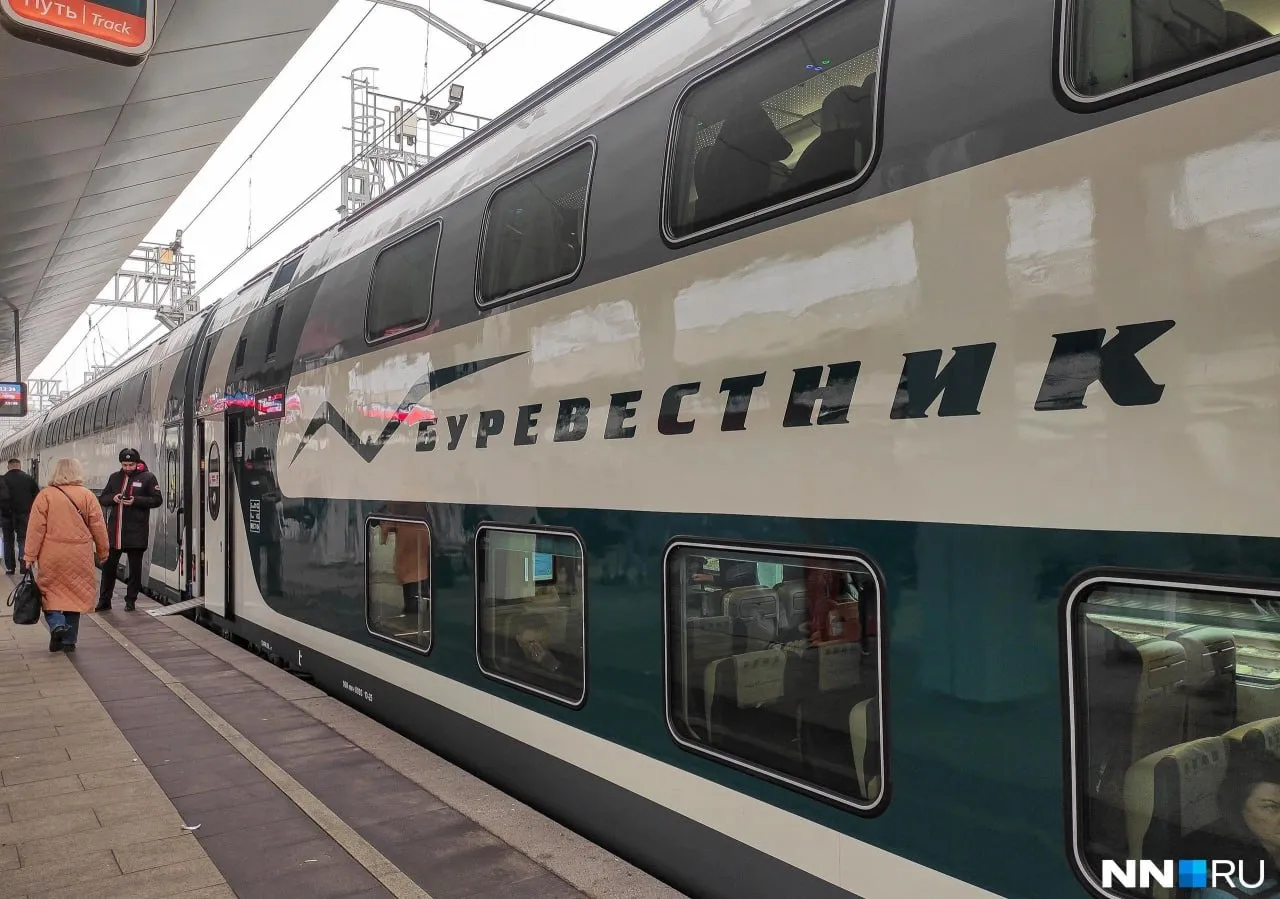 Между Москвой и Нижним будут ходить удлиненные поезда Буревестник с 13 вагонами Удлиненный состав пустят с 17 апреля до 1 октября сообщили в ГЖД Буревестник ежедневно отправляется из Нижнего Новгорода в 07 20 15 29 и 18 57 В обратном направлении составы уходят из Москвы в 10 05 13 45 и 20 15 Предложи новость Подпишись на МАХ