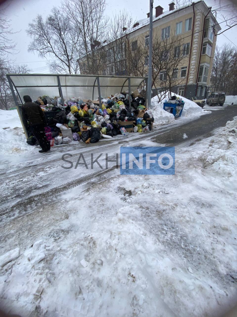 Жители Южно-Сахалинска жалуются на переполненные мусорные баки  «Что вообще происходит с организацией, которая вывозит мусор? В городе 4 дня не вывозят мусор. Весь телеграм канал администрации забит фото и сообщениями о переполненных контейнерах по всему городу. ЖЭУ в курсе проблемы, ГЖИ тоже, но воз и ныне там.»   , - пишет в «Сахалин Инфо» жительница проспекта Мира 157.  Жители ЖК Адмирал также поделились «чистотой» своего двора.  Вероятно все силы брошены на уборку снега, а мусор сам «растает»    Обратите, пожалуйста, внимание