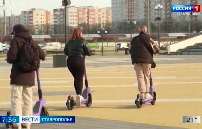 На Ставрополье растет число травмированных самокатчиков и мотоциклистов На Ставрополье с наступлением тёплой и сухой погоды травм стало больше. И это напрямую связано, как сообщает краевое министерство здравоохранения, с двухколесным транспортом. Так, в краевом центре только за май поступило 15 пациентов, которые упали с мотоциклов или электросамокатов. У всех травмы различной степени тяжести: от ушибов и ссадин до множественных переломов. Несколько человек были доставлены в отделение реанимации, требовалась срочная операция. Врачи и спасатели напоминают: надевайте защиту и шлем, соблюдайте правила дорожного движения, скоростной режим, будьте очень внимательны на дорогах и тротуарах.