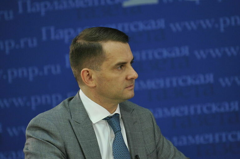 Регистрация личных самокатов: необходимо ли? Депутат Ярослав Нилов выразил мнение относительно предложения Мосгордумы о введении упрощенной регистрации для средств индивидуальной мобильности СИМ . Личные самокаты имеют незначительное количество, в отличие от арендных. Нилов считает, что обязательная регистрация таких самокатов нецелесообразна. Однако для тех, кто использует СИМ в коммерческих целях, возможно, стоит ввести обязательное оформление страховки. Это поможет компенсировать возможный ущерб другим участникам дорожного движения.