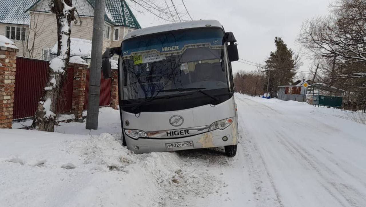 Прокуратура проводит проверку информации о том, что в Дальнереченске водитель пассажирского автобуса допустил съезд с проезжей части, без пострадавших, однако о факте ДТП не сообщил, покинув место.  Уже установлено, что события произошли 6 февраля 2024 года на улице Первомайской в Дальнереченске, однако никто из участников не сообщил о произошедшем ни в правоохранительные органы, ни в надзорное ведомство.  После вмешательства прокуратуры в отношении водителя составлен протокол по ч. 2 ст. 12.27 КоАП РФ по факту оставления места ДТП.  Межрайонная прокуратура проведет проверку исполнения законодательства о перевозке пассажиров в деятельности перевозчика.    Одновременно ведомство даст оценку соблюдению требований, при содержании и обслуживании автомобильной дороги, ее соответствию техническим и нормативным требованиям, в частности с учетом особенностей эксплуатации в зимний период.