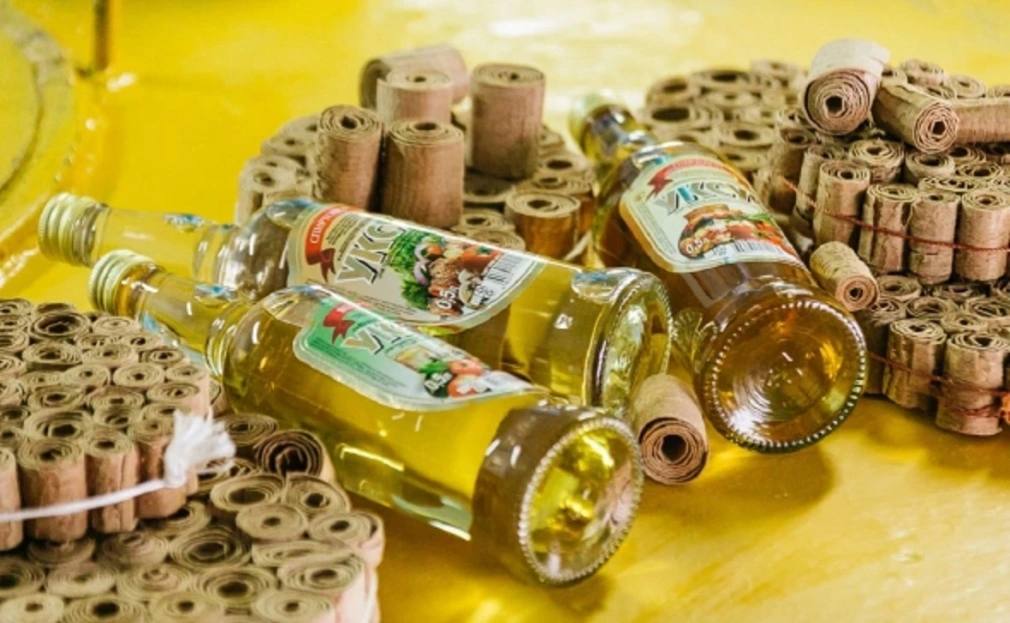 Объем экспорта продукции АПК из Башкирии вырос на 16 5 К началу второй декады октября объем экспорта продукции агропромышленного комплекса Башкирии составил 261 3 млн долларов Это на 37 млн долларов или на 16 5 больше чем за аналогичный период прошлого года сообщил вице премьер глава Минсельхоза республики Ильшат Фазрахманов По его словам в текущем году в регионе фиксируется перепроизводство большинства видов сельхозпродукции Такое положение дел сохранится еще не один год Поэтому мы будем развивать экспорт чтобы продолжать расти в производстве сказал вице премьер Высокую долю в структуре экспорта из Башкирии занимает масложировая продукция С начала года аграрии продали за рубеж такой продукции на 251 млн долларов показатель вырос на 32 к аналогичному периоду 2024 года Также республика экспортировала молочную продукцию на 9 млн долларов что на 20 или 1 5 млн долларов больше чем в прошлом году РБК УФА