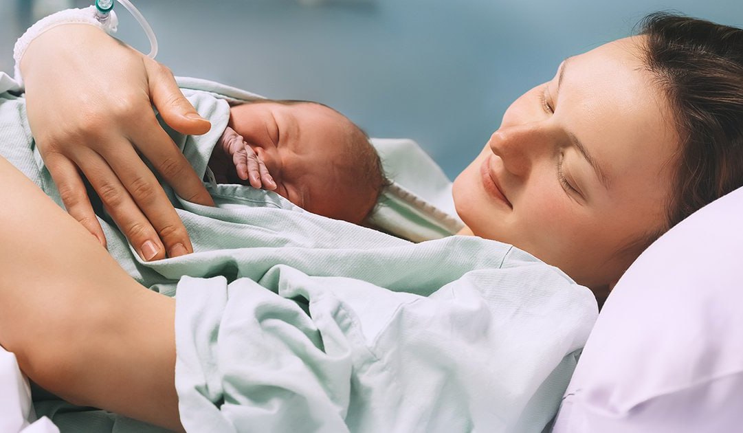 Женщины в России рожают в среднем в 30 лет Так по данным ЗАГС сегодня средний возраст матери составляет 29 8 года а средний возраст отца 29 5 года Всего с начала 2026 года в России было подано 155 146 заявлений о регистрации рождения Среди новорожденных 52 составляют мальчики 48 девочки Из них почти в 1500 случаях рождались двойняшки При этом у 40 женщин в этом году появился первый ребенок Второго родили 30 матерей третьего 18 четвертого 12 А вы в каком возрасте впервые стали родителями Подписаться на truekpru Читать нас в MAX