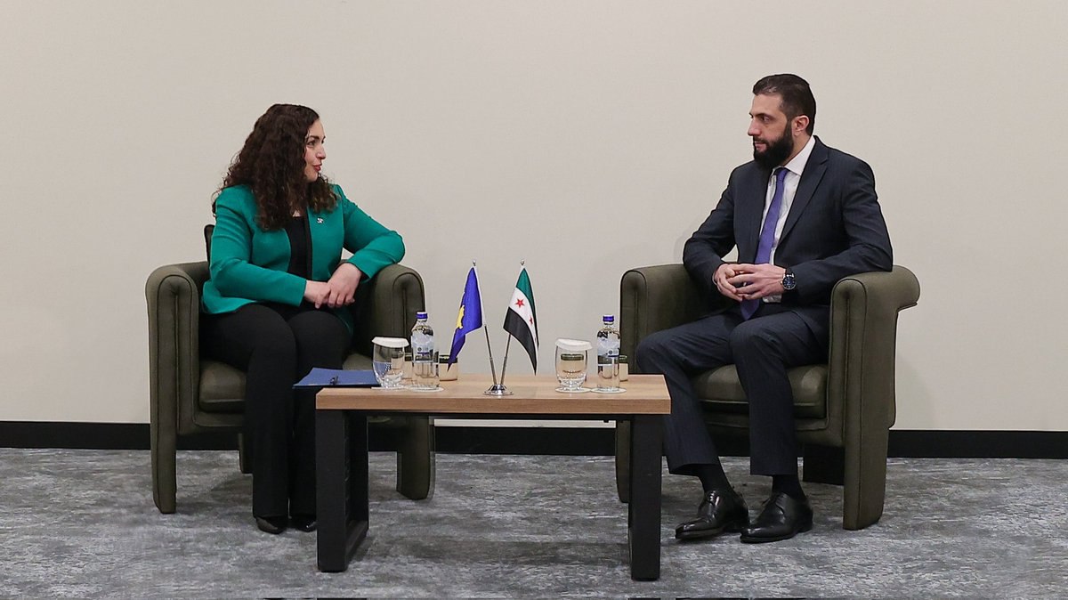 Сирия признала независимость Косово объявила президент Вьоса Османи Османи поблагодарила сирийского президента Ахмада аш Шару за решение признания Косово Решение было принято в ходе трехсторонней встречи в Эр Рияде между Сирией Саудовской Аравией и Косово направленной на укрепление взаимных связей и расширение сотрудничества в политической экономической и культурной сферах  Косово теперь признано 120 странами Косово провозгласило независимость от Сербии 17 февраля 2008 года Подписаться на канал Yeni Şafakна русском