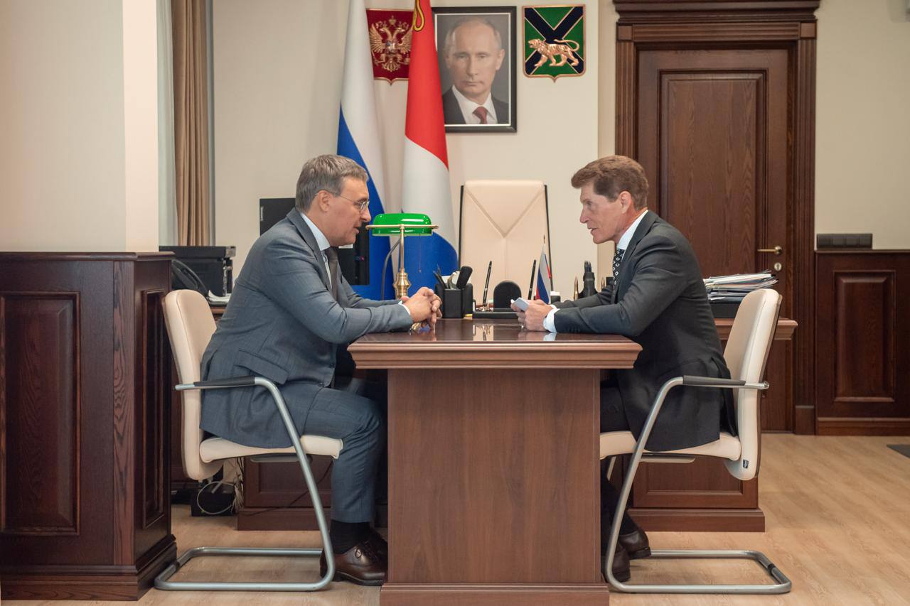 Глава Минобрнауки Валерий Фальков и губернатор Приморского края Олег Кожемяко провели рабочую встречу Стороны обсудили дальнейшие совместные шаги по развитию научно-образовательной сферы Приморья. Среди ключевых тем: Строительство второй очереди кампуса Дальневосточного федерального университета ДВФУ – крупнейшего вуза Дальневосточного федерального округа, в нем обучается 21 тыс. студентов. Создание Инновационного научно-технологического центра ИНТЦ , который возводится на территории кампуса ДВФУ и станет местом, объединяющим студентов, ученых и представителей бизнеса. В этом году запланирован запуск «пилотной» площадки центра. Здесь будут размещаться наукоемкие компании, работающие в области биомедицины, биотехнологий, морской инженерии и информационных технологий. Отдельное внимание на встрече уделили поддержке молодых исследователей. В том числе обсуждалось строительство арендного дома для ученых, трудящихся в ДВО РАН.