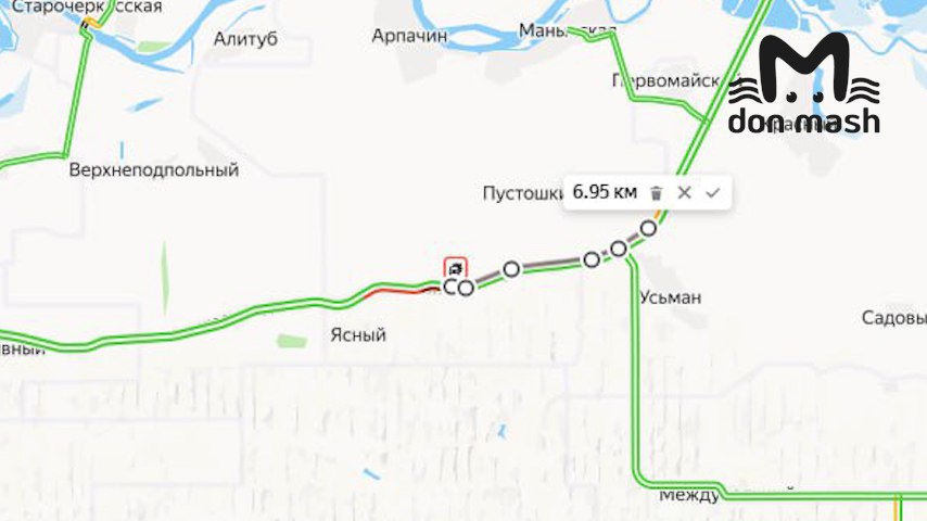 Двойное ДТП почти остановило движение на трассе "Ростов-на-Дону — Семикаракорск — Волгодонск". Очевидцы говорят, там ещё утром вылетела с дороги фура — её до сих пор пытаются достать краном. Из-за этого путь между посёлком Ясный и хутором Усьман в Багаевском районе парализован. Сейчас там затор длиной семь в одну и три км в другую стороны.