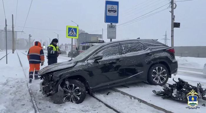 В Улан Удэ водитель на Лексусе сбил на остановке женщину и школьницу Сегодня днем на улице Ключевской 23 летний водитель автомобиля Лексус имеющий стаж вождения 1 5 года не справился с управлением и влетел на остановку общественного транспорта В результате ДТП два человека находившиеся на остановке были доставлены в медицинское учреждение 16 летняя школьница и 61 летняя женщина Новости Бурятии