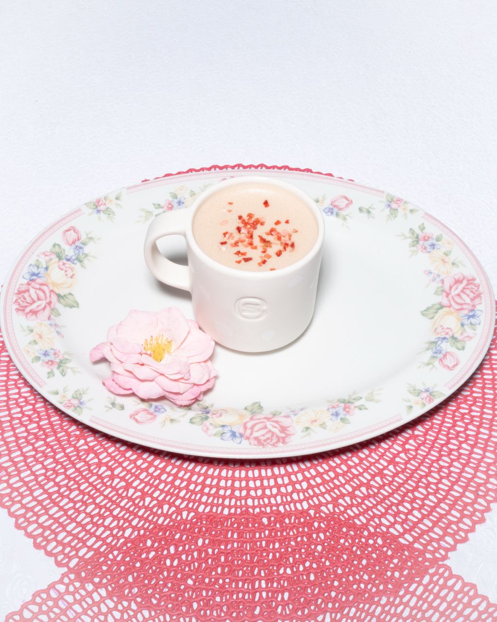 Ко Дню всех влюбленных в Skuratov Coffee вернули какао с соленой карамелью и клубникой Напиток можно попробовать с 12 по 18 февраля В составе темный шоколад молоко соус из соленой карамели и посыпка из сублимированной клубники А еще команда запустила Telegram бот с тестом с помощью которого можно узнать гимн ваших отношений