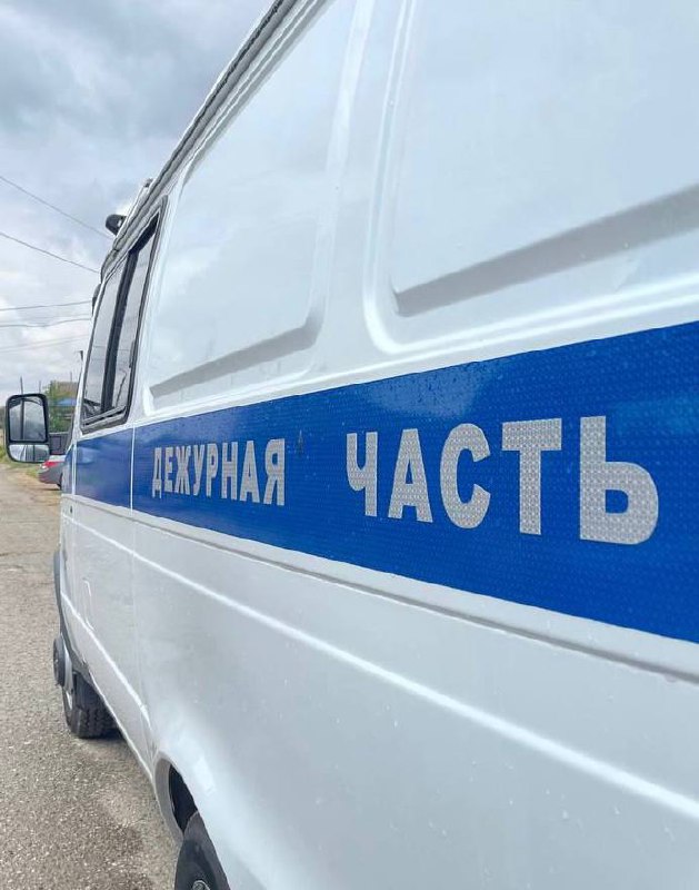 Сотрудниками Отдела полиции п. Комсомольский по горячим следам раскрыт угон мотоцикла.  К участковому уполномоченному полиции обратился 38-летний местный житель Черноземельского района с просьбой привлечь к ответственности неизвестное лицо, похитившее его транспортное средство. Установлено, что угон был совершен со двора домовладения потерпевшего. Вскоре участковым уполномоченным полиции вблизи п. Комсомольский был задержан 40-летний житель г. Астрахань, управлявший угнанным транспортом. Мужчина сознался в содеянном. В настоящее время мотоцикл изъят и после проведения процессуальных проверок будет возвращен владельцу. Решается вопрос о возбуждении уголовного дела.  Фото: МВД Калмыкия  Быть в курсе   Прислать новость