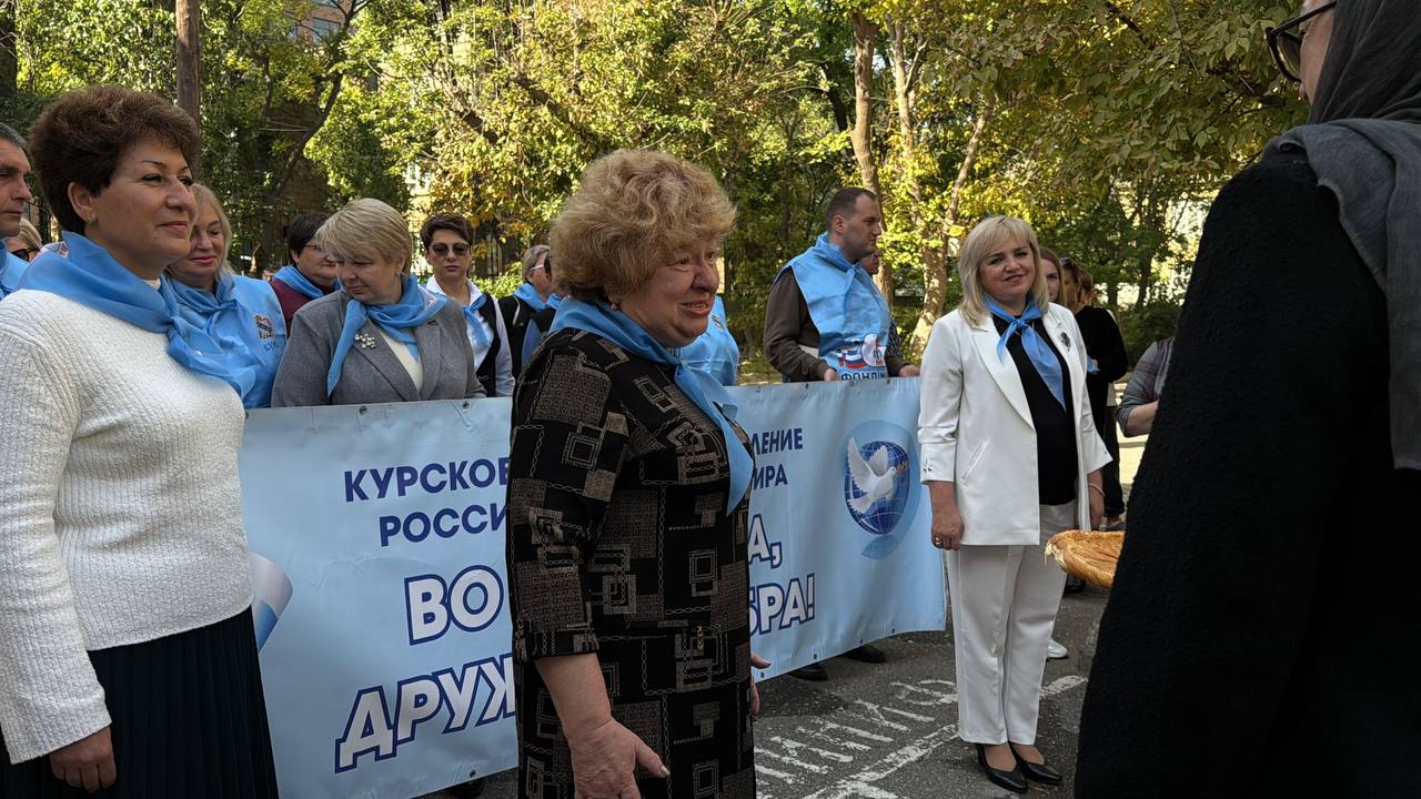 В махачкалинский лицей 9 прибыла делегация из Курска XXXV Международный Марш Мира посвященный 80 летию Великой Победы проходит по маршруту Курск Османюрт Хасавюрт Махачкала Дербент Хучни Грозный Магас Владикавказ Курск Делегация уже возложила цветы к памятнику Воина освободителя и осмотрела обновленный Музей боевой славы имени Макаровой В стенах школы представители Марша Мира планируют подписать соглашения о сотрудничестве между курскими учебными заведениями и образовательными организациями Махачкалы Фото РИА Дагестан Амена Магомедова