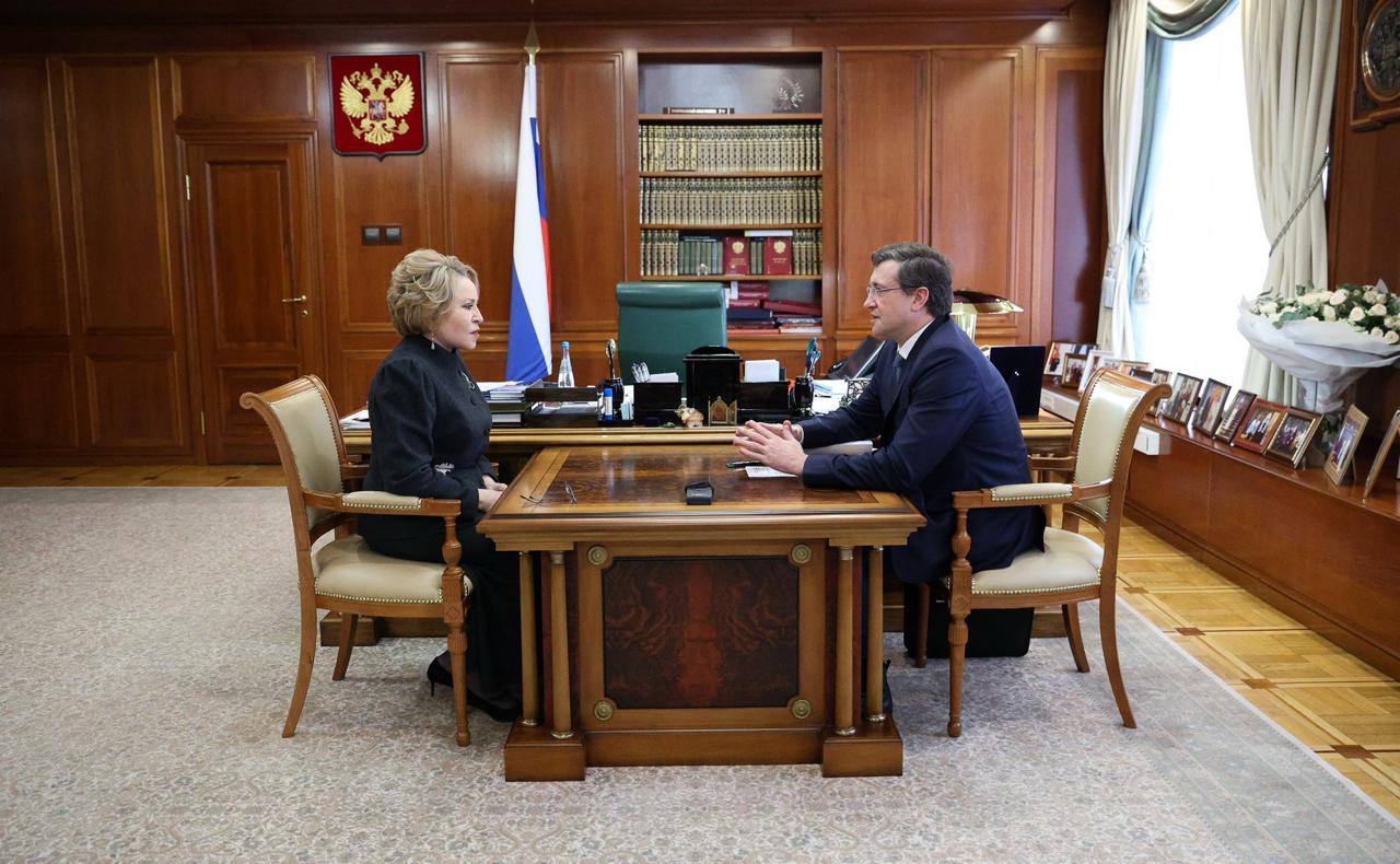 Председатель Совета Федерации Валентина Матвиенко провела встречу с губернатором Нижегородской области Глебом Никитиным Основной темой беседы стали вопросы социально экономического развития региона Глава области рассказал о повышении благосостояния жителей реальная заработная плата за 10 месяцев 2025 года выросла на 7 2 процента реальные доходы на 8 6 процента Матвиенко в свою очередь обратила внимание на ход реализации региональной программы касающейся повышения демографии Программа Нижегородской области одна из наиболее системных и продуманных подчеркнула Матвиенко