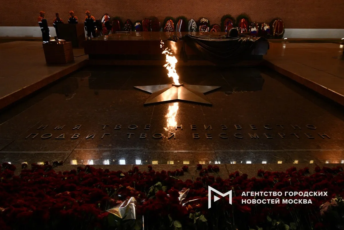 Профилактику Вечного огня в Александровском саду провели сотрудники Мосгаза в преддверии 9 Мая Об этом сообщил Сергей Собянин в мессенджере Макс Мэр Москвы рассказал также что подобные работы столичные специалисты провели и в Донецке на Аллее памяти Донецкого высшего общевойскового командного училища в населенных пунктах Андреевка Любовка и Доля Эти мемориалы были восстановлены столичными газовщиками которые и сейчас продолжают следить за их работой Агентство Москва в Максе