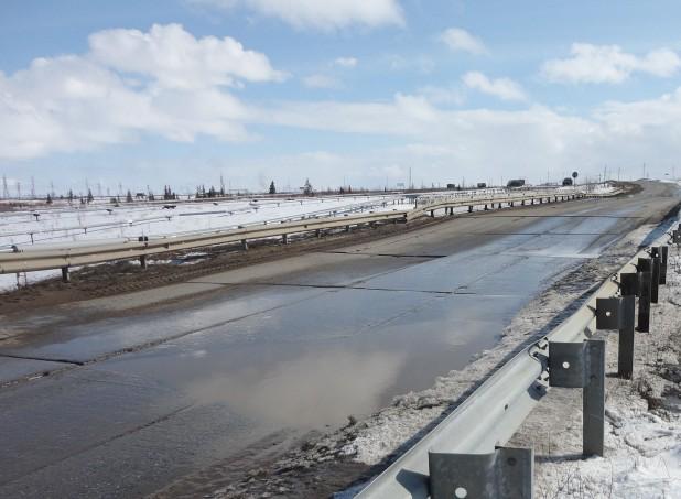 Получено положительное заключение госэкспертизы по ремонту моста через Безымянный ручей Департамент проверил проектную документацию включая достоверность определения сметной стоимости По итогам выдано положительное заключение государственной экспертизы Двухполосный мост через Безымянный ручей на дороге Нарьян Мар Усинск имеет протяжённость 43 6 метра ширина проезжей части 7 метров На период работ для сохранения движения будет устроена временная объездная дорога после завершения ремонта её демонтируют Проектом предусмотрены демонтаж части конструкций и покрытия на подходах ремонт береговых опор усиление металлоконструкций пролётного строения устройство нового ограждения и дорожной одежды водоотвода деформационных швов и нанесение антикоррозионной защиты Заказчик КУ НАО Централизованный стройзаказчик Не забудьте подписаться на канал