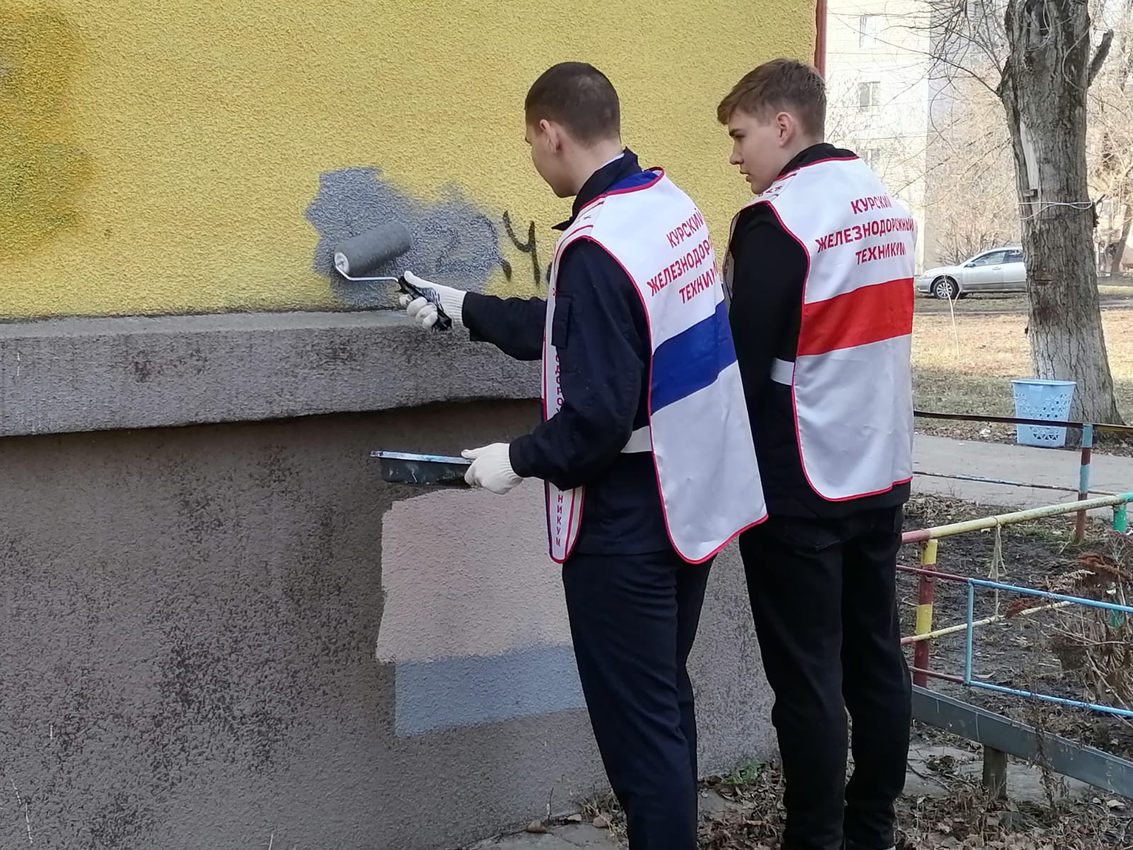 ‼Полицейские, студенты Курского железнодорожного техникума и общественники уничтожили 30 наркоадресов на улицах Железнодорожного округа Курска   Предварительно был выстроен маршрут передвижения, где злоумышленники нанесли противоправные надписи на жилые дома, заборы, остановочные комплексы.   Реклама наркотиков замечена даже около школ! Их оперативно уничтожили с помощью валика с краской.    Полицейские предупреждают: за нанесение надписей с рекламой наркотиков и предложениями о сбыте, предусмотрена административная ответственность по ст.6.13 КоАП РФ «Пропаганда наркотических средств, психотропных веществ или их прекурсоров», которая влечет наложение административного штрафа на граждан в размере до 5 тысяч рублей.