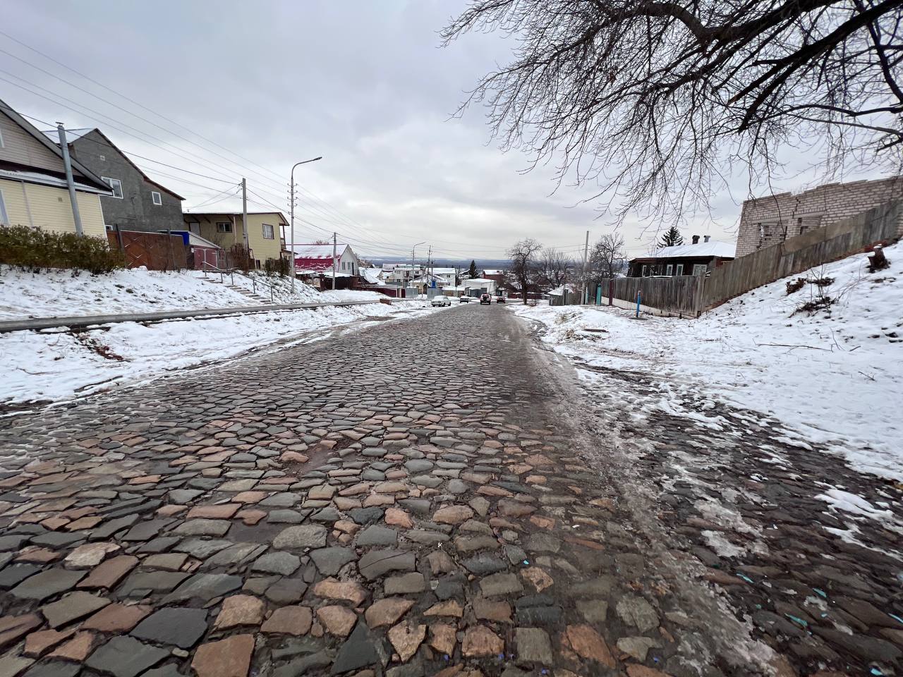 Госэкспертиза одобрила проект реставрации булыжной мостовой в Уфе Сити менеджер Уфы Ратмир Мавлиев в ноябре 2024 года объявил о планах реставрации мостовой на улице Трактовой Глава администрации тогда пообещал выделить финансирование на разработку проекта но отметил что процесс будет небыстрым Так Государственная историко культурная экспертиза одобрила проект реставрации булыжной мостовой и подчеркнула что он соответствует требованиям законодательства РФ Обратная связь Подписаться Подписаться в Max