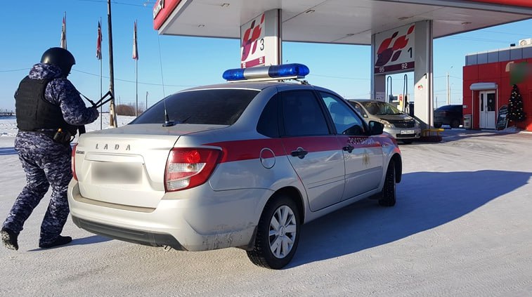 В Улан Удэ молодой человек напал на охранника АЗС из за просьбы не курить Инцидент произошёл на автозаправочной станции на улице Кабанской Молодой человек закурил там прямо возле топливных колонок Охранник сделал ему замечание и попросил потушить сигарету но парень проигнорировал требование Тогда охранник попытался вывести нарушителя с территории но молодой человек ударил его в лицо Для задержания нарушителя на место прибыли росгвардейцы