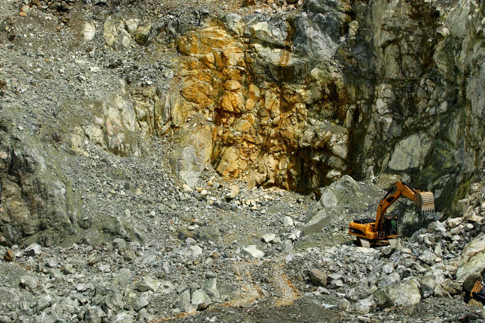 Канада совместно с партнерами по G7 планирует инвестировать 4 6 млрд долларов США в проекты по добыче критически важных минералов Как сообщает Financial Times эта инициатива направлена на снижение зависимости западных стран от поставок сырья из Китая   Подробнее на сайте РА Русмет