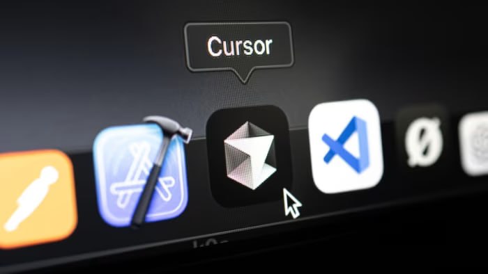 Стартап Anysphere, разрабатывающий ИИ-редактор кода Cursor, привлек $900 млн финансирования по оценке в $9 млрд. Еще в начале года компания стоила $2,5 млрд. Cursor — самый популярный ИИ-редактор кода. Его разработчиков хотели купить OpenAI, но договориться не удалось. В итоге OpenAI за $3 млрд купили быстрорастущего конкурента Cursor — Windsurf. Про Cursor, Windsurf и другие ИИ-редакторы кода, а также какие ИИ-инструменты выбрать новичкам и профессионалам мы подробно писали здесь.