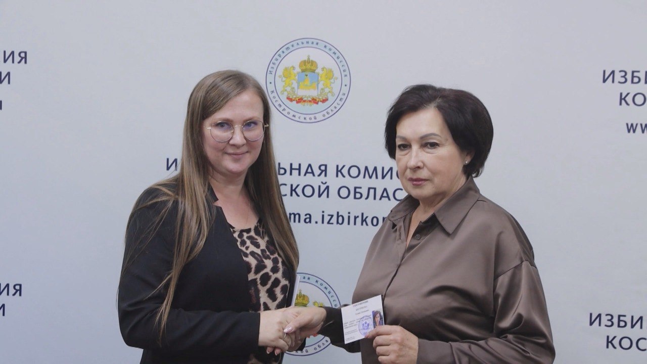 Вакантное место в Костромской областной Думе займёт Татьяна Быстрякова Ранее она работала в регионе Уполномоченным по правам ребёнка Депутатский мандат она получила сегодня на заседании облизбиркома Кресло в региональном заксобрании освободилось после избрания Светланы Кирилловой в Совет Федерации В соответствии с Избирательным кодексом региональное отделение партии Единая Россия воспользовалось правом передать мандат следующему кандидату в списке Им значилась Татьяна Быстрякова Удостоверение новому депутату вручила председатель областной Избирательной комиссии Марина Ерофеева Татьяна Быстрякова депутат Костромской областной Думы Я сегодня стала избранным депутатом Костромской областной Думы Я надеюсь что мой профессиональный опыт пригодится в моей будущей работе в статусе депутата Костромской областной Думы