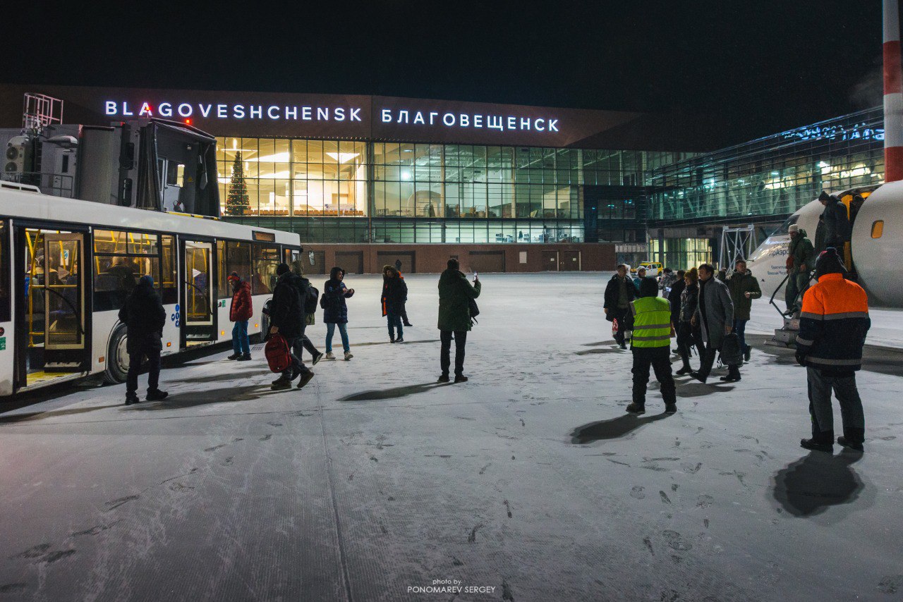 Новый терминал аэропорта Благовещенска 31 декабря примет пассажиров двух бортов Новый терминал аэропорта Благовещенска 31 декабря обслужит пассажиров двух рейсов сообщил в своем телеграм канале директор по стратегическим коммуникациям аэропорта Антон Сильвоник Он рассказал что в новом аэровокзале примут один рейс на прилет и один рейс на вылет Будут обслужены реальные пассажиры с багажом и даже будет одно животное Всем пассажирам вручат памятные сувениры а дети получат классные подарки от Деда Мороза В ходе тестирования нового терминала 29 декабря все системы терминала сработали в штатном режиме В феврале планируется перевести на него все внутренние рейсы Напомним 29 декабря в новом терминале впервые в истории аэропорта встретили миллионного пассажира Таким образом авиагавань Благовещенска вошла в список аэропортов миллионников Фото t me bqsaero ТЕЛЕПОРТ РФ здесь все об Амурской области  Мы в МАХ  Написать нам