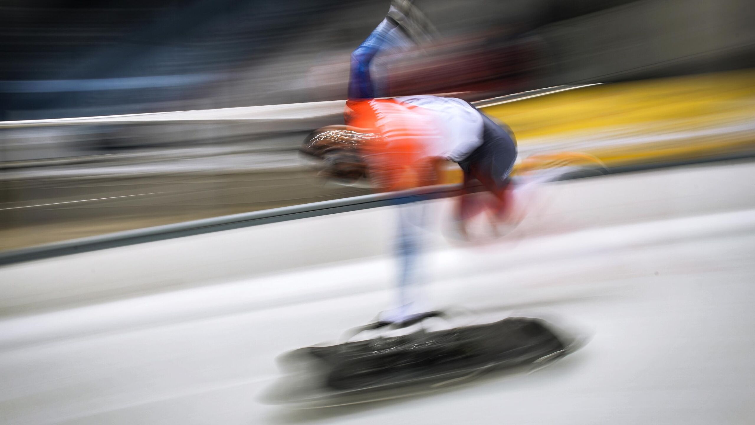 Российский скелетонист Владислав Семенов стал победителем этапа Кубка Европы в австрийском Инсбруке Результат Семенова после двух заездов 1 минута 46 36 секунды Вторым стал китаец Гоцин Юй отставание 0 77 Третье место занял россиянин Даниил Романов 0 86 Российский скелетонист Еремей Зыков показал 15 й результат отстав от Семенова на 2 23 секунды В пятницу Семенов также одержал победу на этапе Кубка Европы в Инсбруке Романов завоевал серебро Зыков стал 12 м Апелляционный трибунал Международной федерации бобслея и скелетона IBSF 19 октября признал незаконным решение конгресса организации о запрете участия российских спортсменов в международных соревнованиях 21 октября IBSF сообщила что разработает критерии участия россиян после консультации с Международным олимпийским комитетом МОК В декабре IBSF одобрила нейтральный статус девяти россиянам